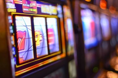 Live poker table at pasarliga with professional dealer and multiple players
